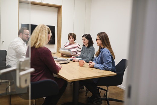 PIA Personen im Besprechungsraum